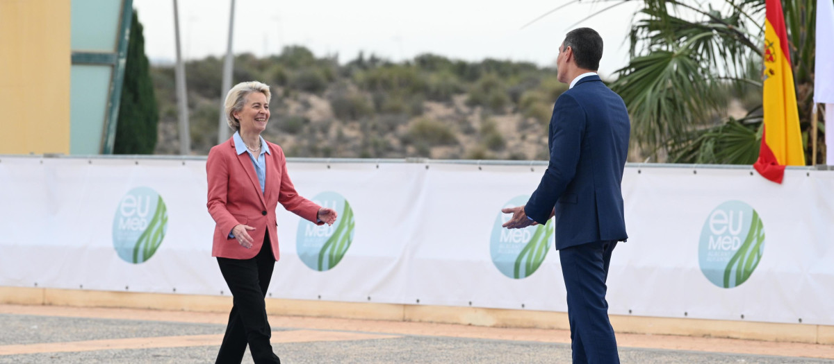 Pedro Sánchez recibe a Ursula von der Leyen en Alicante