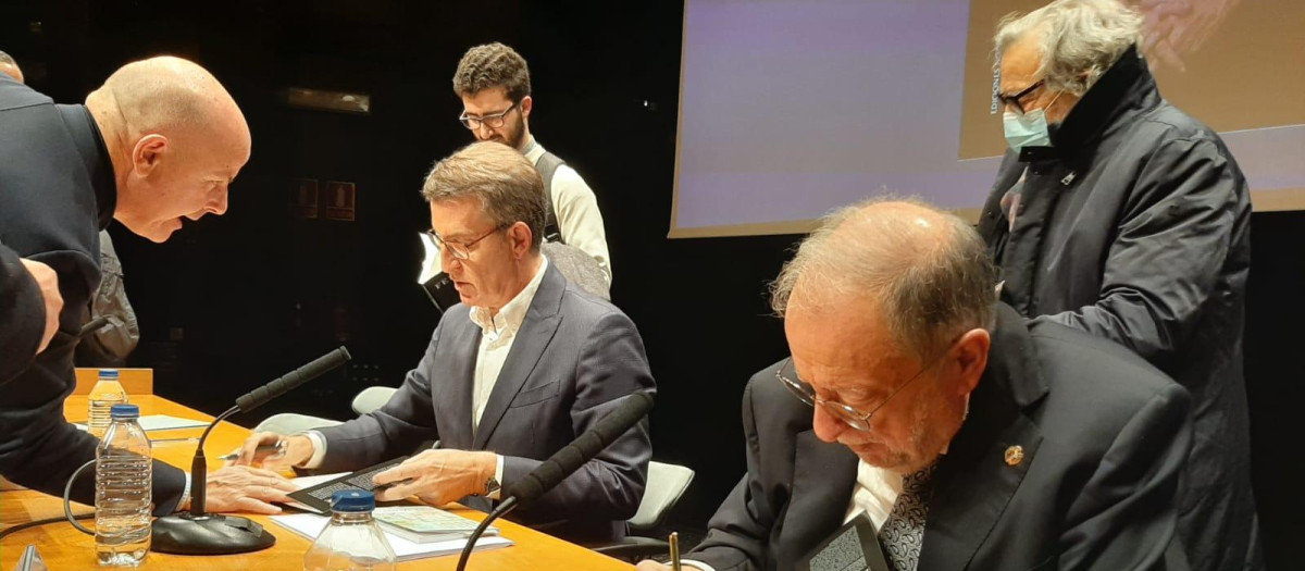 Feijóo en la presentación del libro de Xosé Luis Barreiro Rivas 'A propósito de Feijóo'