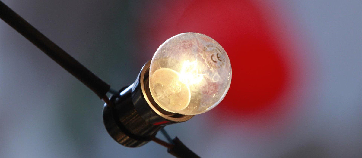 El precio promedio de la luz para los clientes de tarifa regulada vinculados al mercado mayorista subirá el domingo un 31,6%