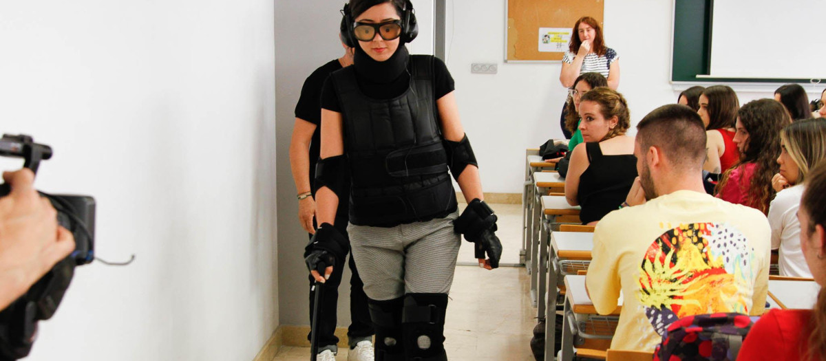 Una alumna, probando el traje que simula los achaques de la edad.