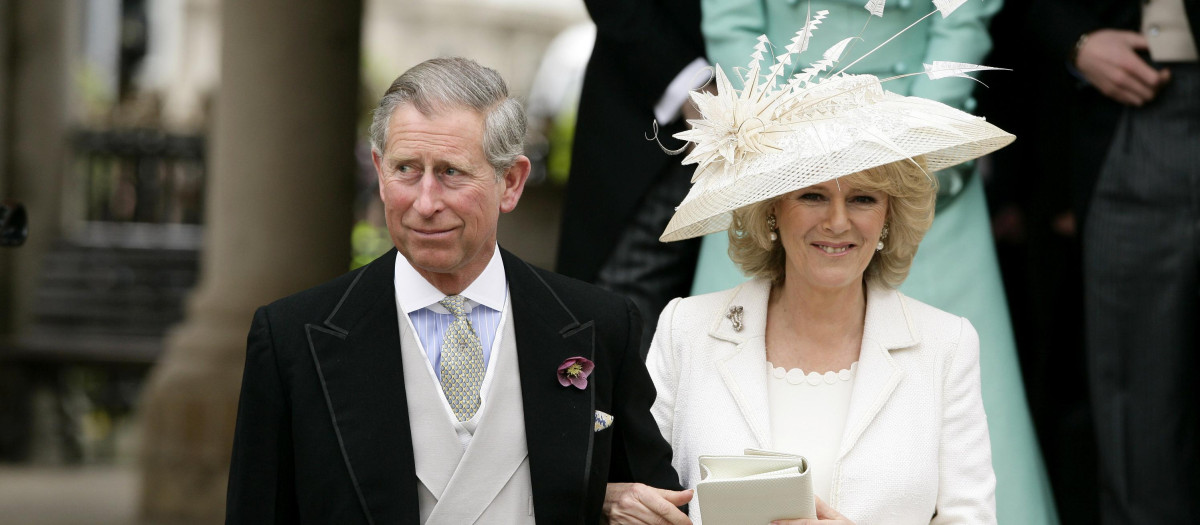 BODA REAL DEL PRINCIPE CARLOS DE INGLATERRA Y CAMILLA PARKER BOWLES ( DUQUESA DE CORNWELL )
Action Press / ©KORPA
09/04/2005
WINSOR *** Local Caption *** 00063592
ACTION PRESS / OHLENBOSTEL/FOTO LANGBEHN 
#00063.592#
WEDDING OF PRINCE CHARLES AND CAMILLA PARKER BOWLES AT THE GUILDHALL IN WINDSOR: PICTURES SHOWS CHARLES AND HIS WIFE LEAVING THE GUILDHALL AFTER THE CIVIL WEDDING, CAMILLA'S TITEL OF NOBILITY IS NOW DUTCHESS OF CORNWELL.
(090405)