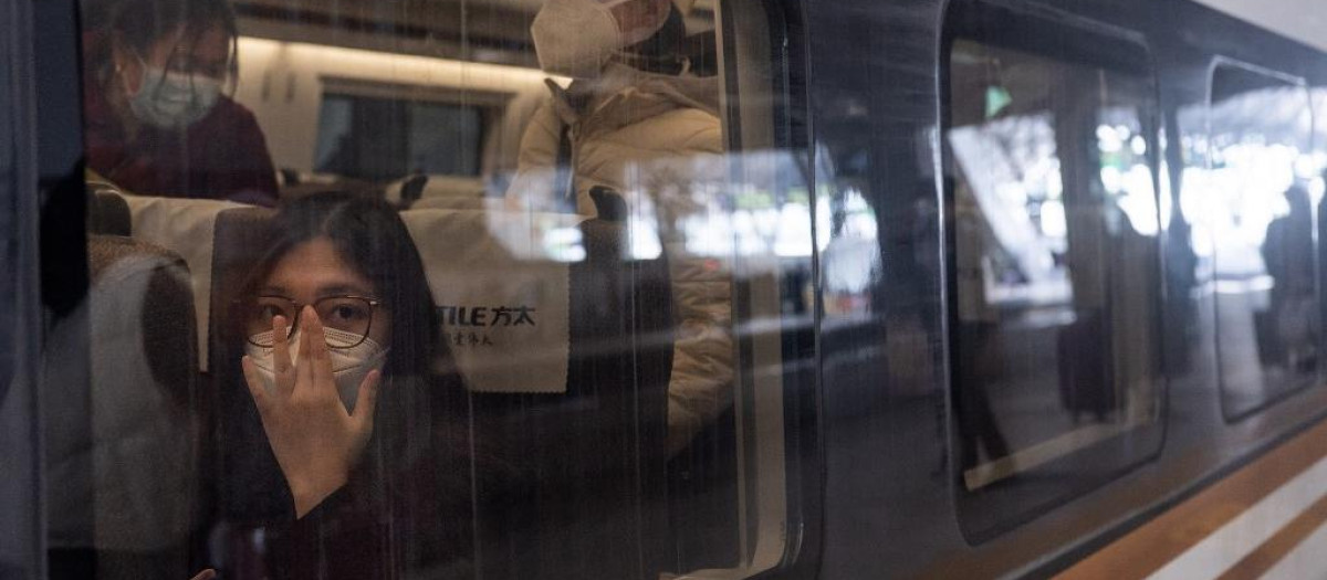 Una mujer, fotografiada en la estación de Wuhan.