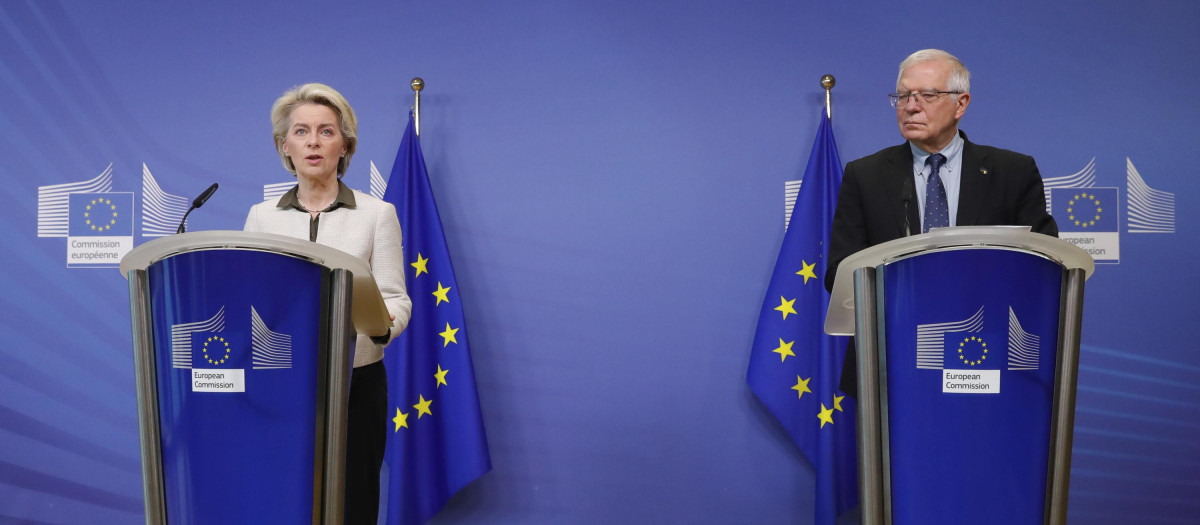 La presidenta de la Comisión Europea, Ursula von der Leyen (Iz) y el jefe de política exterior de la UE, Josep Borrell
