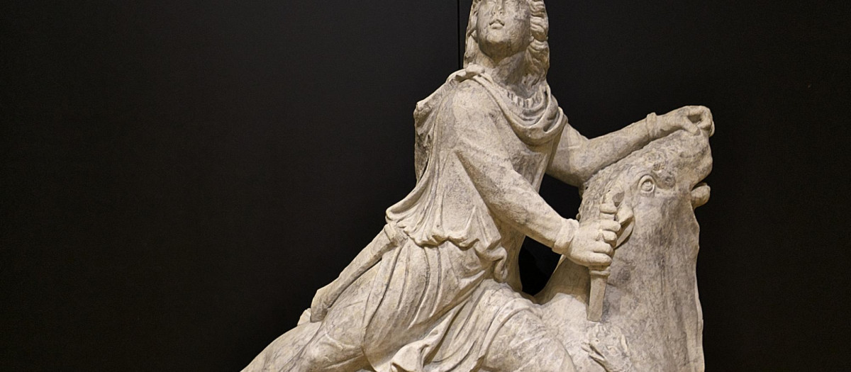 Imagen del dios Mitra de Cabra