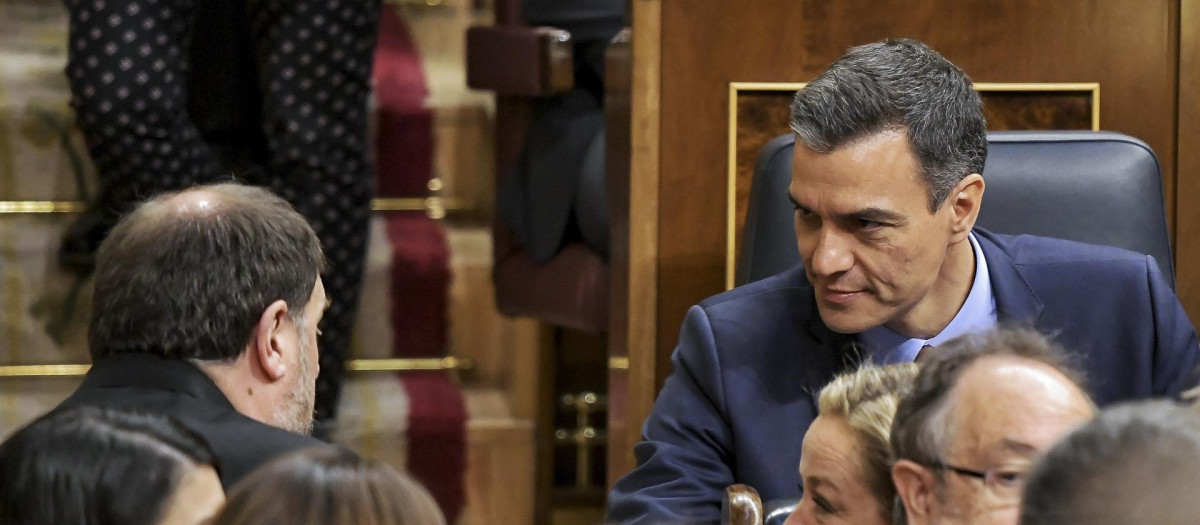 Pedro Sánchez, con Oriol Junqueras en el Congreso de los Diputados