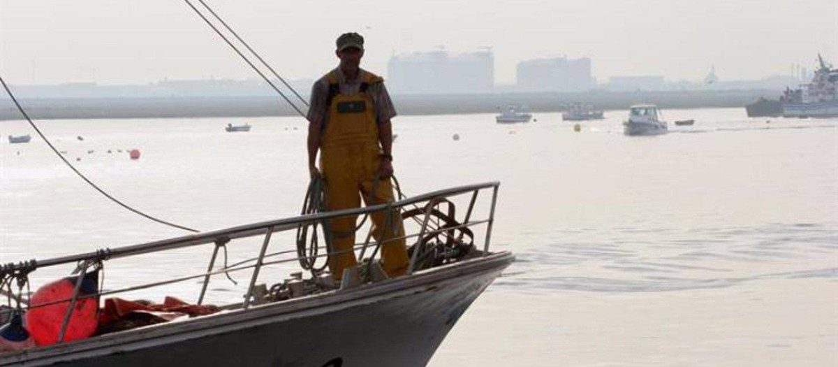 Imagen de archivo de un pescador andaluz.