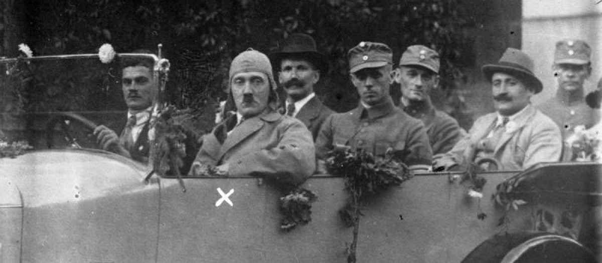 Adolf Hitler en una gira propagandística en 1923
