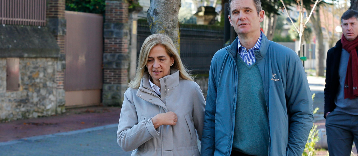 Infant Cristina de Borbon and Iñaki Urdangarin in Vitoria on Wednesday, 25 December 2019
En la foto paseando de la mano