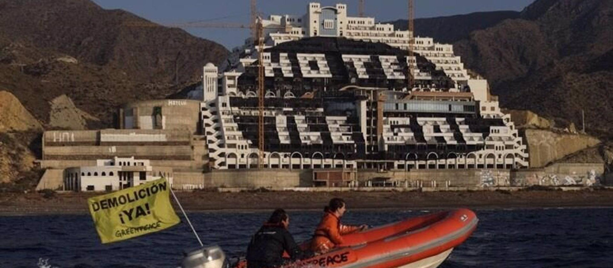 Imagen de archivo de una zódiac de Greenpeace navegando frente al hotel de El Algarrobico