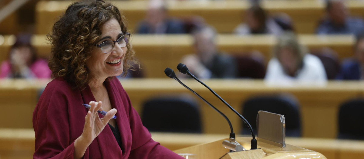 La ministra de Hacienda, María Jesús Montero, interviene durante el pleno celebrado, este lunes, en el Senado.