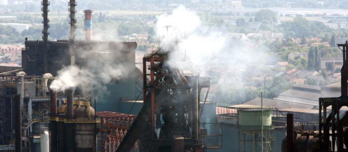 Un vapor se eleva desde la fábrica de Arcelor Mittal en Hayange-Florange, al este de Francia