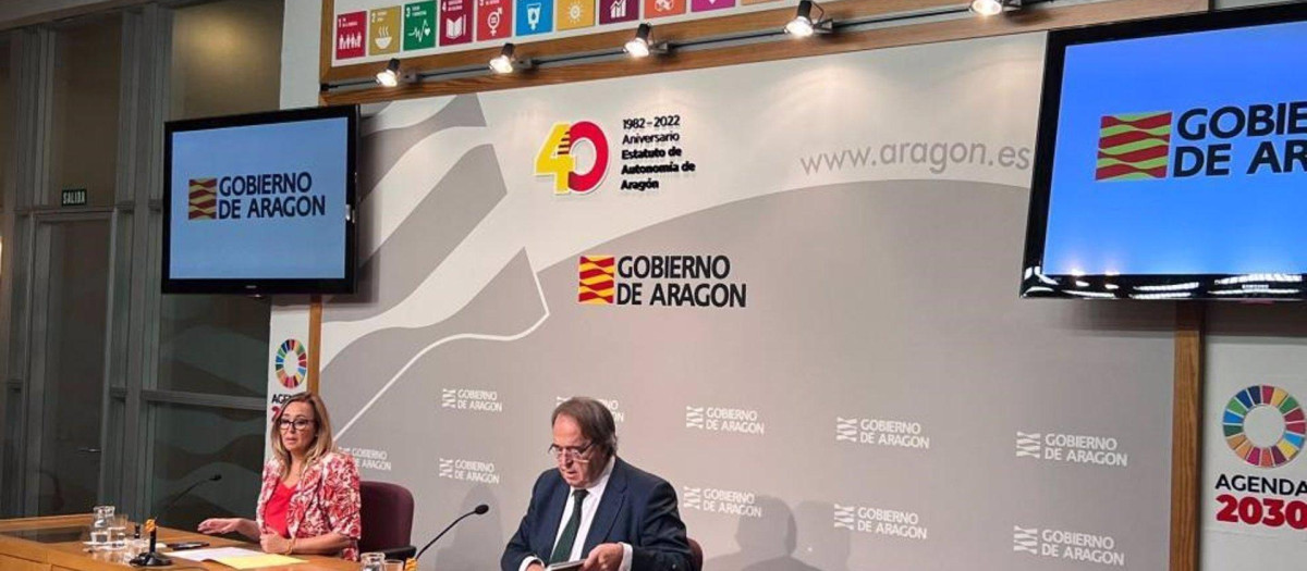 La consejera de Presidencia de Aragón, Mayte Pérez, y el consejero de Hacienda, Carlos Pérez Anadón, en la rueda de prensa posterior al Consejo de Gobierno.
POLITICA 
GOBIERNO DE ARAGÓN