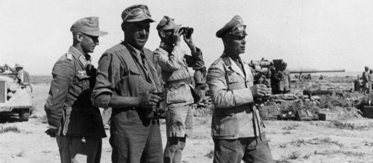 Rommel supervisando el campo de batalla el 18 de junio de 1942, durante la Primera Batalla de El Alamein