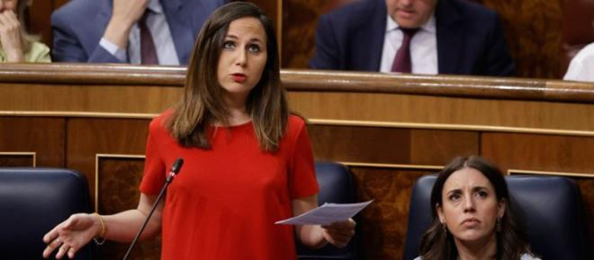 La ministra de Derechos Sociales, Ione Belarra, junto a la de Igualdad, Irene Montero, en el Congreso.