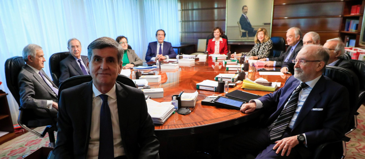 El presidente del Tribunal Constitucional Pedro José González-Trevijano Sánchez (i) preside el primer pleno de la institución tras su renovación en Madrid