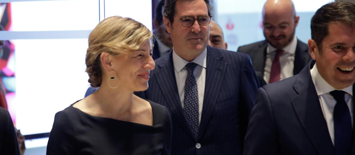 La ministra de Trabajo, Yolanda Díaz, junto a los presidentes de CEOE y Cepyme, en otros tiempos mejores.
