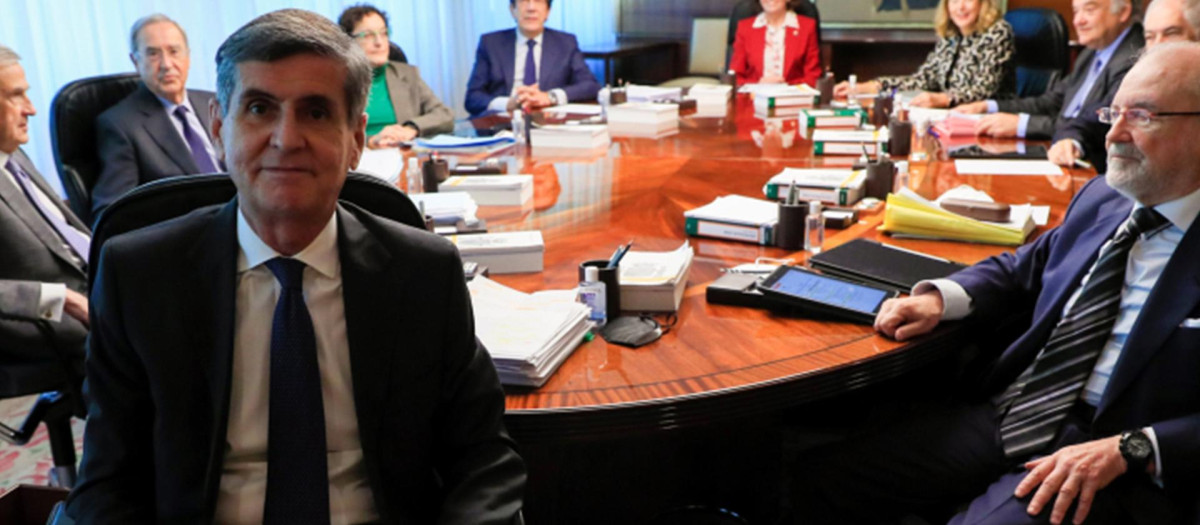 El presidente del Tribunal Constitucional Pedro José González-Trevijano Sánchez (i) preside el primer pleno de la institución tras su renovación en Madrid