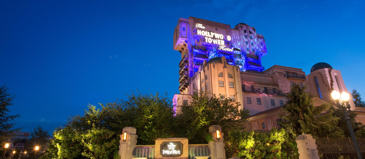 La icónica atracción Tower of Terror de Disneyland, presente en todos los parques de la compañía aunque con distintas tramas