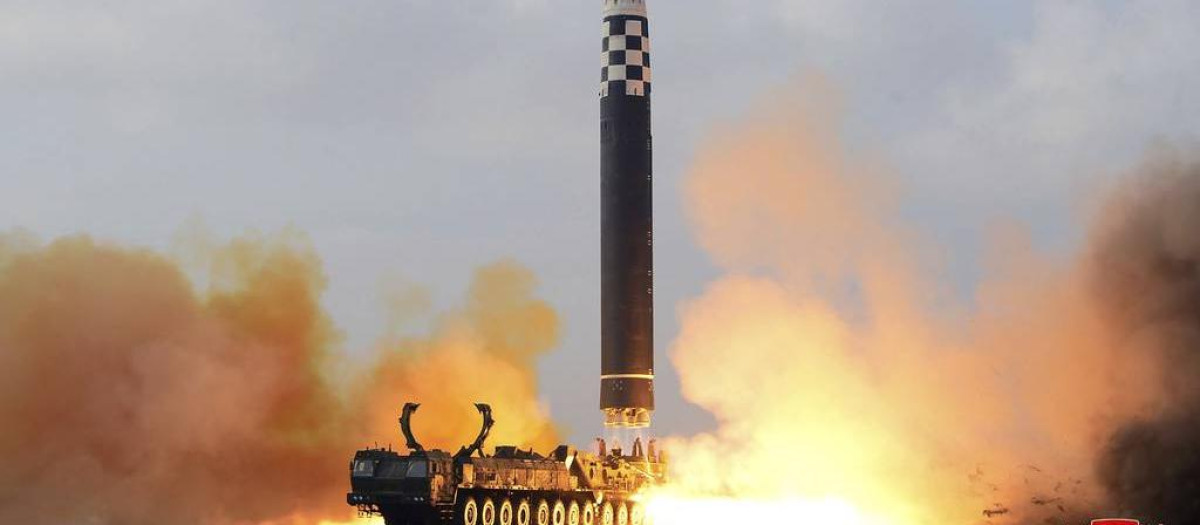 Lanzamiento de prueba de un misil en el Aeropuerto de Pyongyang, Corea del Norte (18 de noviembre de 2022)