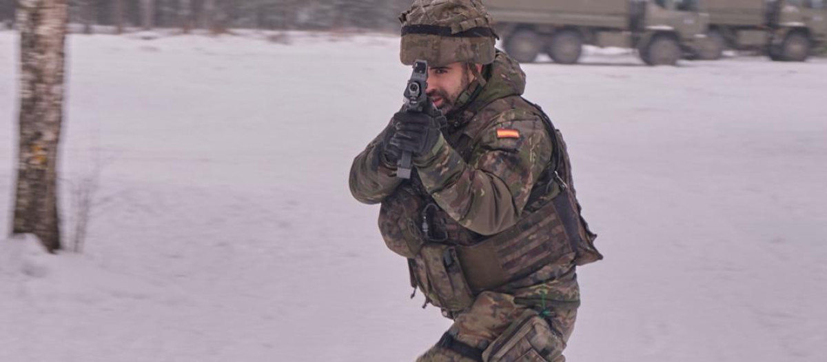 La operación en Letonia se complementa con la operación 'Baltic Air Policing-BAP', iniciada para defender el espacio aéreo del Báltico, así como la operación NATO 'Force Integration Unit-NFIU', una de cuyas sedes está en la capital letona. En la imagen, un soldado español durante un adiestramiento