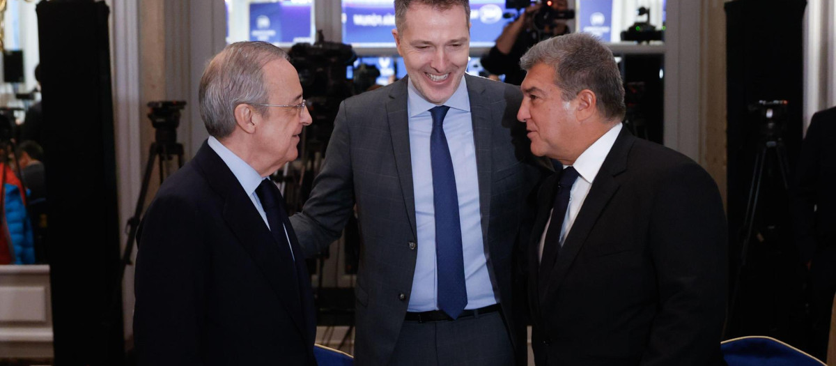 Bernd Reichart (c) CEO de A22 Sports Management, sociedad promotora de la Superliga, junto a Florentino Pérez y Joan Laporta