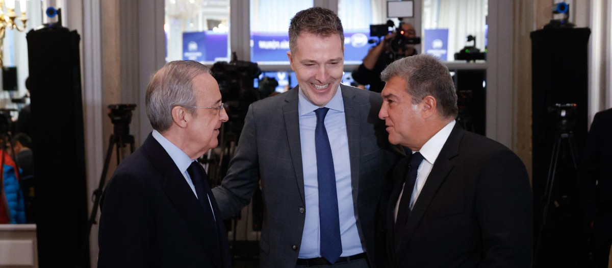 Bernd Reichart (c) CEO de A22 Sports Management, sociedad promotora de la Superliga, junto a Florentino Pérez y Joan Laporta
