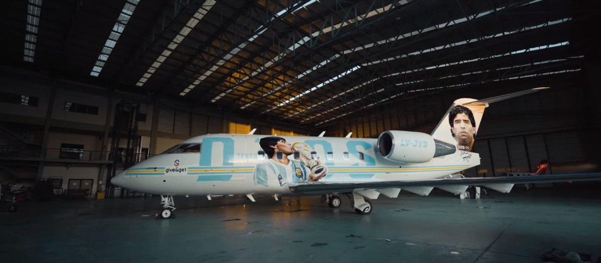 El avión homenaje a Diego Armando Maradona