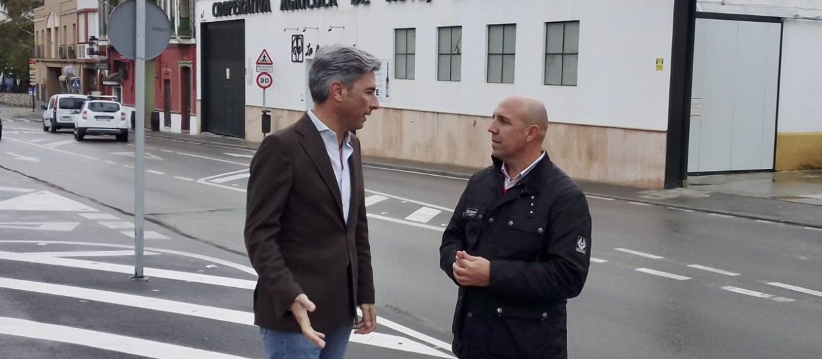 El diputado nacional del PP cordobés, Andrés Lorite, junto al portavoz del PP en el Ayuntamiento de Rute, David Ruiz, junto a la cooperativa Almazara de la Subbética