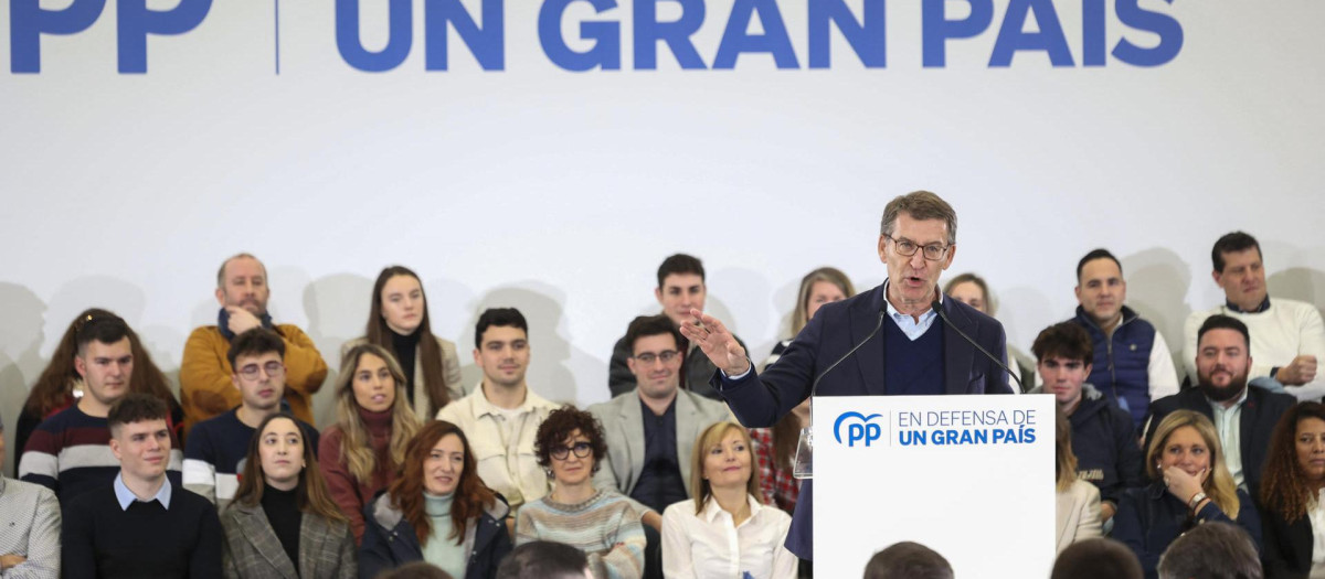El presidente del PP, Alberto Núñez Feijóo, interviene este sábado en el Polideportivo del colegio Villa Patro (Juan Carlos I) de Lardero, dentro del recorrido que realiza desde hace semanas por las comunidades españolas.- EFE/Raquel Manzanares