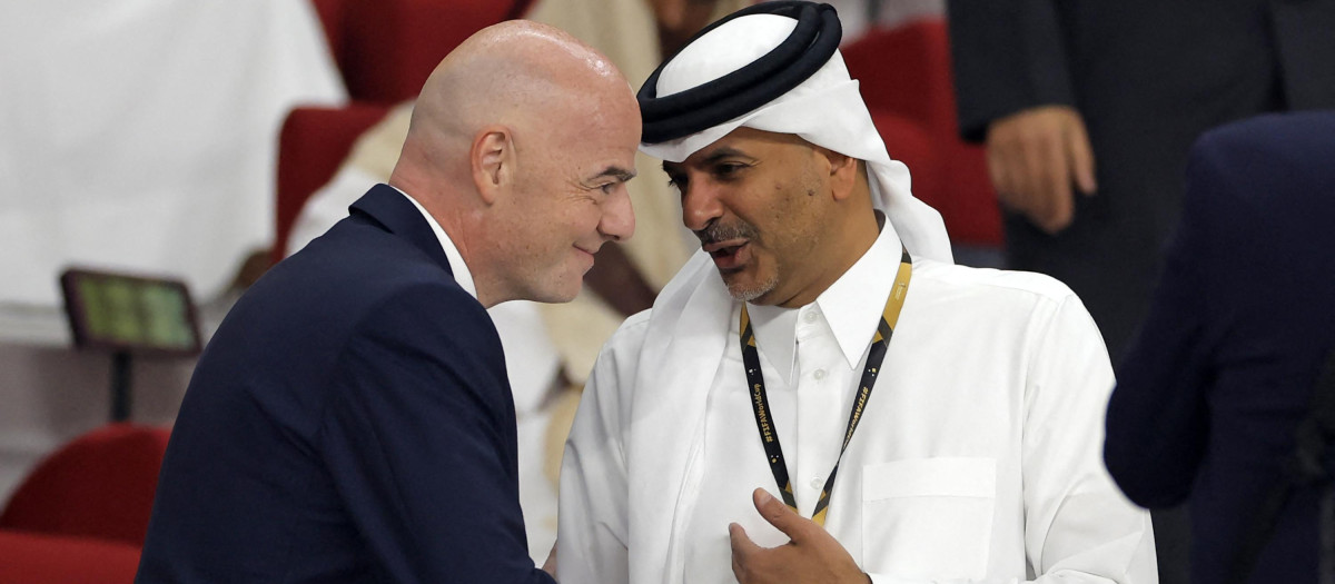 El presidente de la FIFA, Infantino, saluda al primer ministro de Qatar, Khalid bin Khalifa bin Abdulaziz Al Thani,