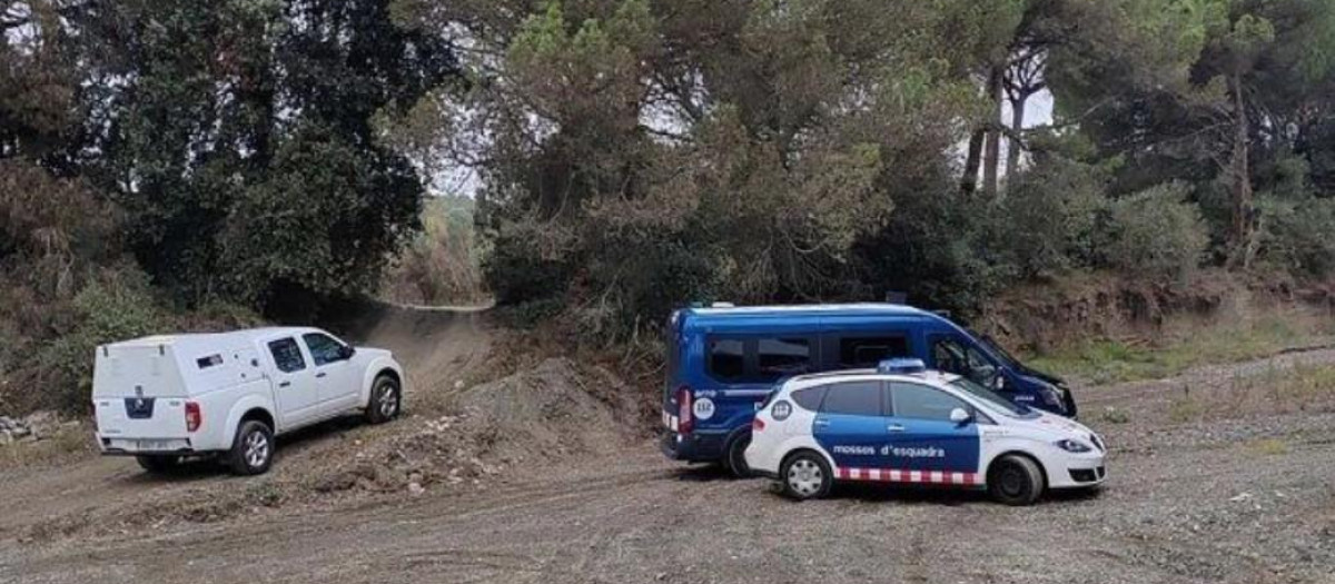 Vehículos de los Mossos d'Esquadra en uno de los dos puntos donde han sido hallados restos de un cadáver