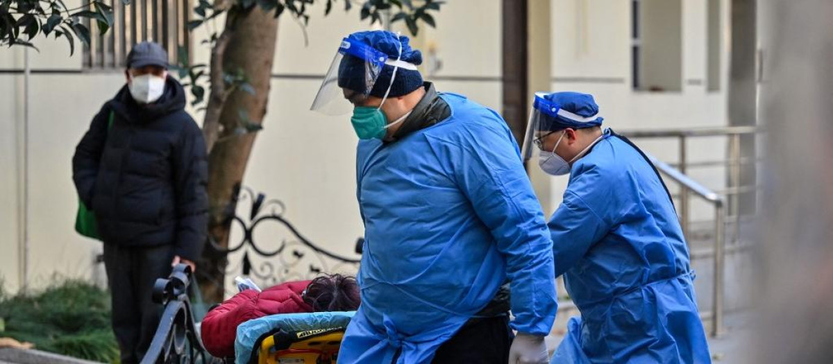 Unos sanitarios se llevan a una persona a una clínica cerca en Shanghái.