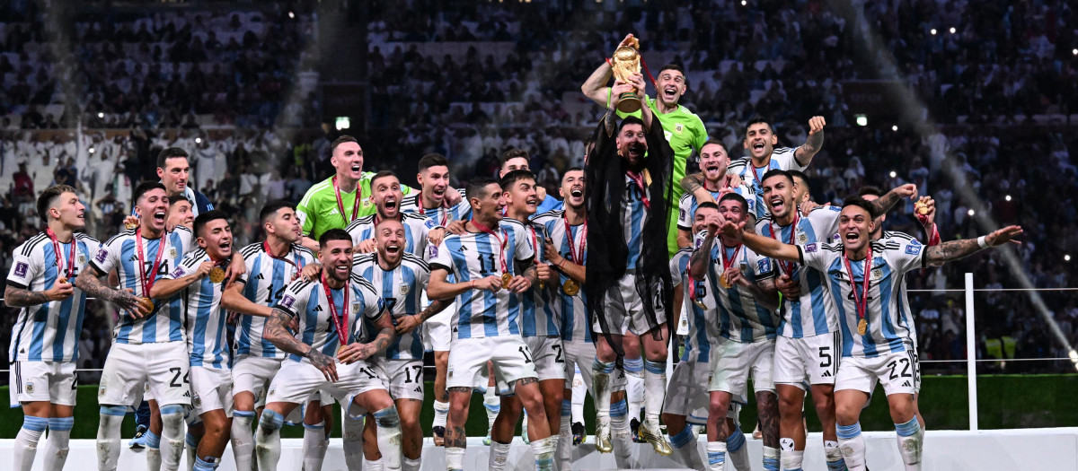 Messi levantó el trofeo al cielo de Qatar