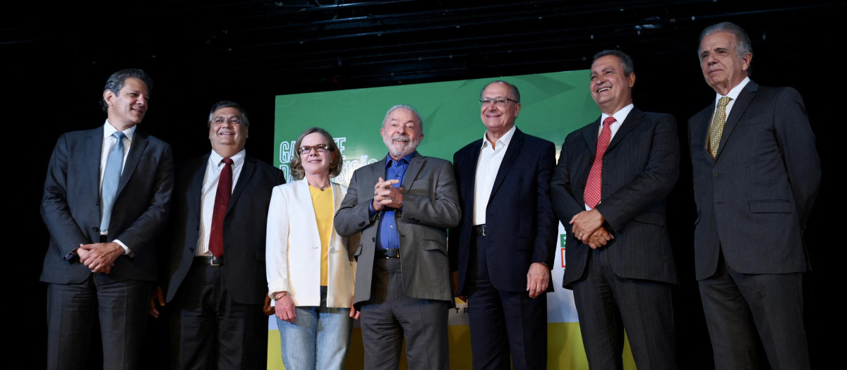 El presidente electo de Brasil, Luiz Inacio Lula da Silva y algunos de sus futuros ministros