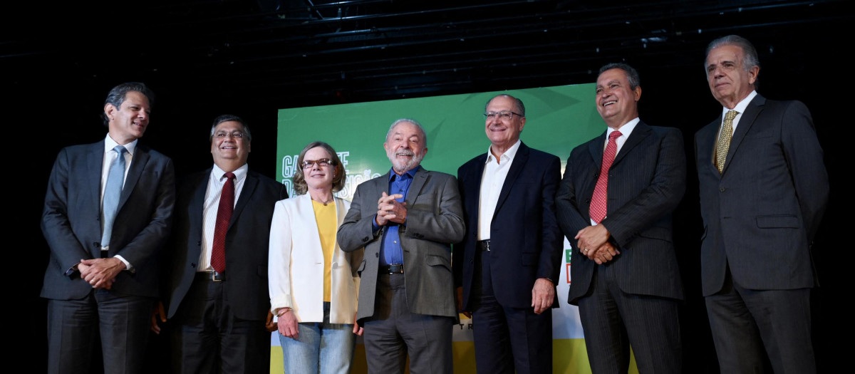 El presidente electo de Brasil, Luiz Inacio Lula da Silva y algunos de sus futuros ministros