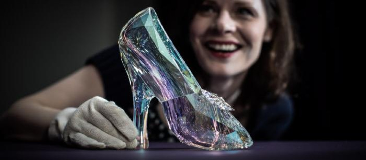 El zapato de cristal de Swarowski creado para la última versión de Disney de La Cenicienta