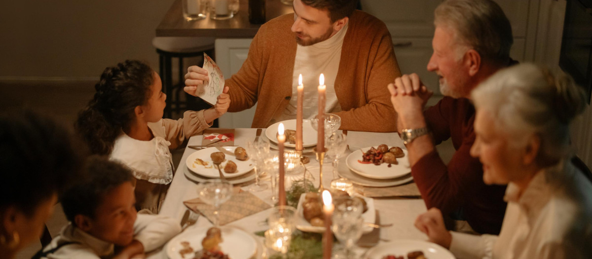 En una mesa de Navidad, los colores verde oscuro, rojo y dorado son los más utilizados