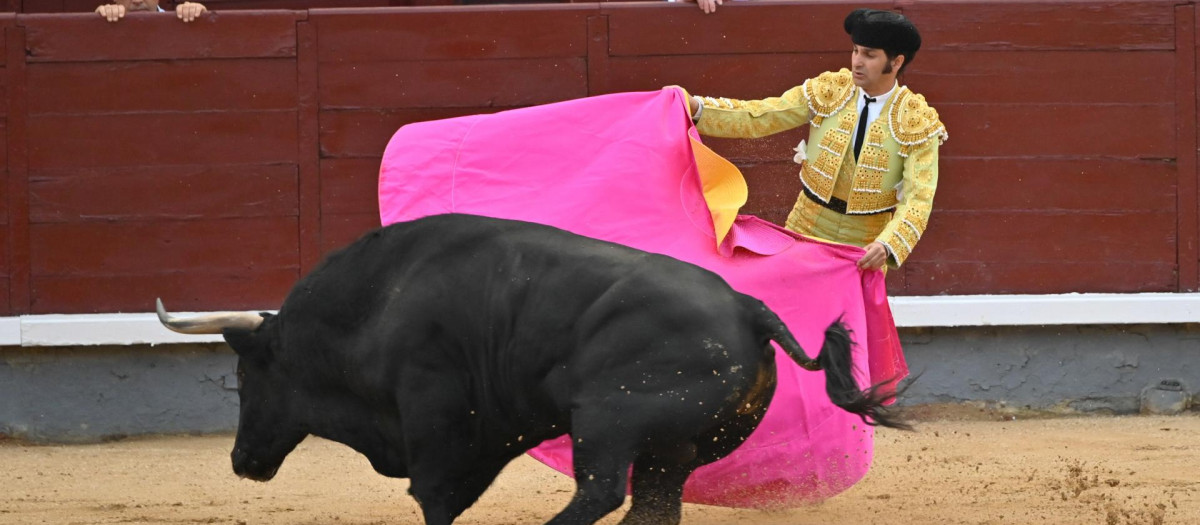 Morante de la Puebla con el capote en la Feria de otoño de Madrid