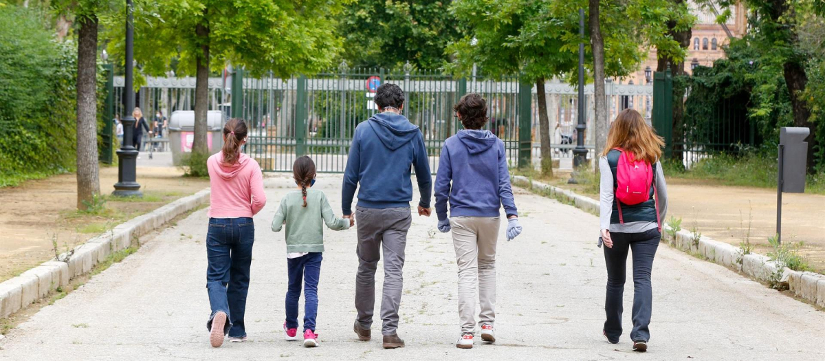 Padres con sus hijos paseando por el Parque de Maria Luisa, Sevilla