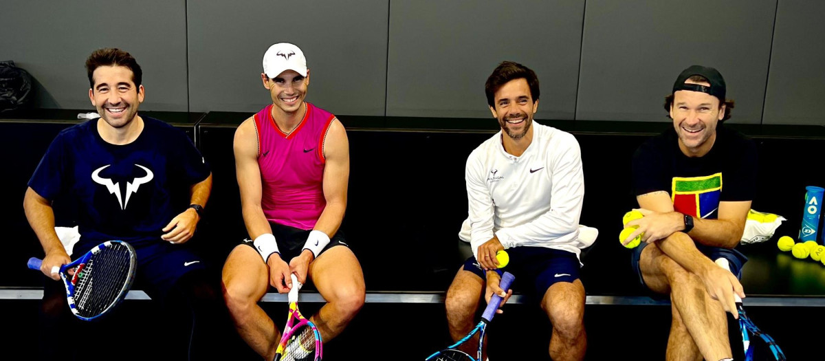 Rafael Nadal junto a sus entrenadores Marc López, Gustavo Marcaccio y Carles Moyá