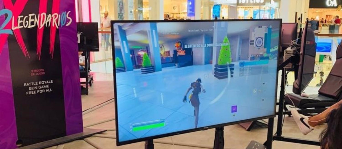 Jóvenes en un evento de Fortnite.