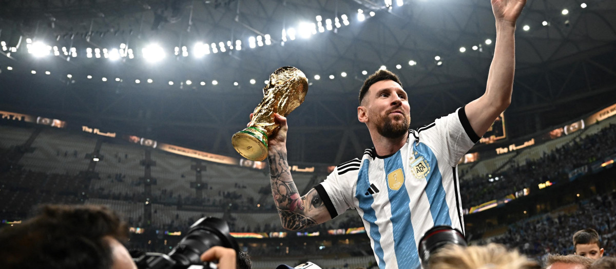 Leo Messi con la Copa del Mundo