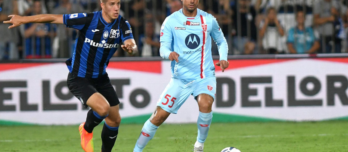 Armando Izzo, a la derecha de esta imagen, en un partido con su actual equipo