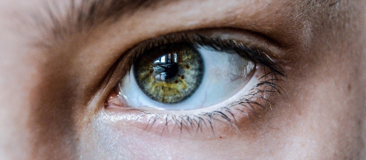 Desmaquillarse correctamente y no dormir con lentillas, clave para cuidar la salud visual