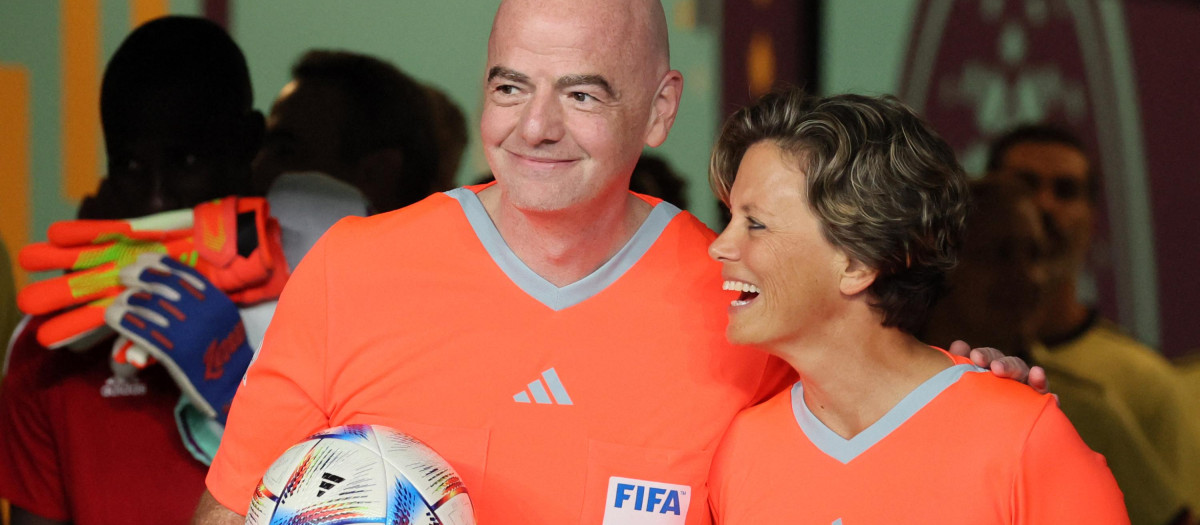 Infantino, presidente de la FIFA, ha impulsado el Mundial femenino, pero aún queda mucho para que se parezca al masculino