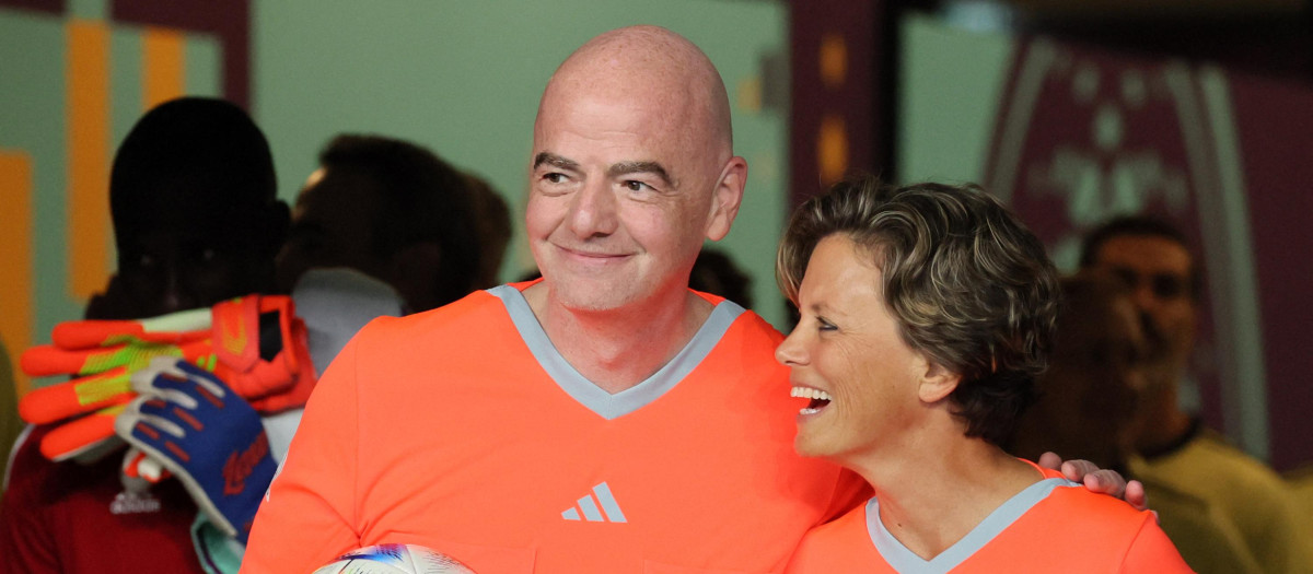 Infantino, presidente de la FIFA, ha impulsado el Mundial femenino, pero aún queda mucho para que se parezca al masculino