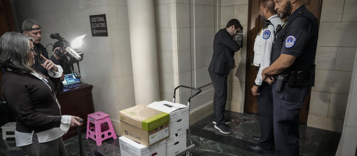 Varias cajas de documentos son custodiadas y llevadas a  la oficina del Comité de Medios y Arbitrios de la Cámara de representantes