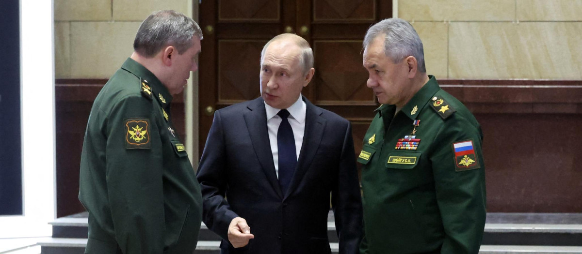 Russian President Vladimir Putin (C) speaks with Defence Minister Sergei Shoigu (R) and Chief of the Russian General Staff Valery Gerasimov (L) after a meeting of the Russian Defence Ministry Board at the National Defence Control Centre in Moscow, on December 21, 2022. (Photo by Mikhail Klimentyev / Sputnik / AFP)