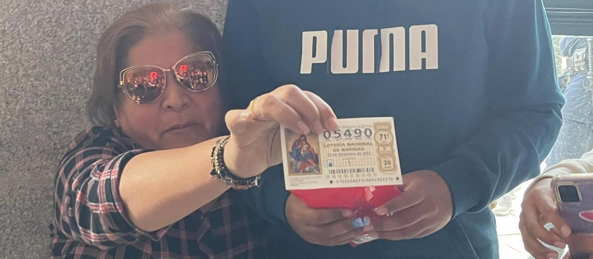 Perla, ganadora del Gordo del Sorteo de Navidad 2022, se encuentra en el Teatro Real
SOCIEDAD