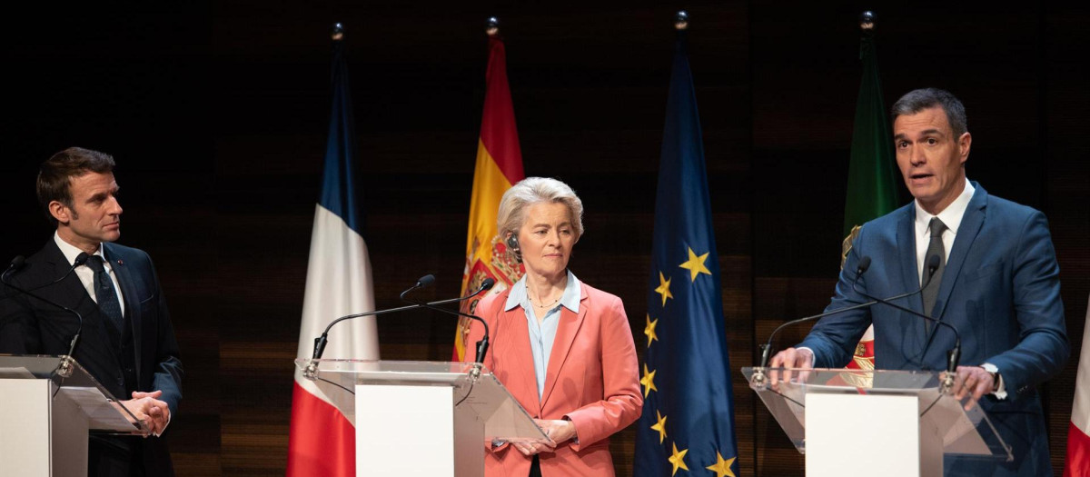 La presidenta de la Comisión Europea, Úrsula von der leyen, en una reunión reciente con Sánchez y Macron.